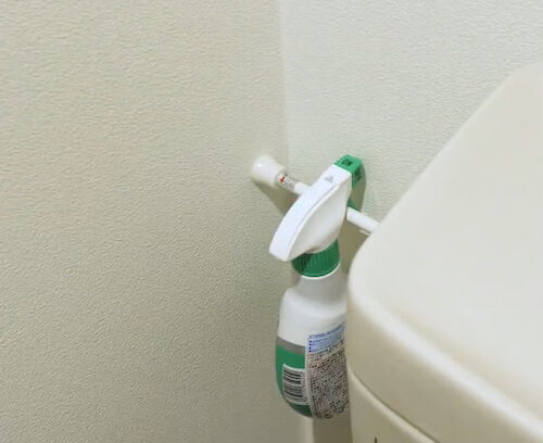 トイレのアノ場所に突っ張り棒を設置すると？　画期的な収納テクに「これは有益」「やってみます」