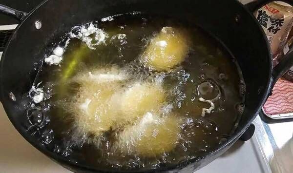 サツマイモの天ぷらを揚げる写真