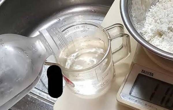 薄力粉を1カップ、気の抜けた炭酸水１５０㎖を準備した写真