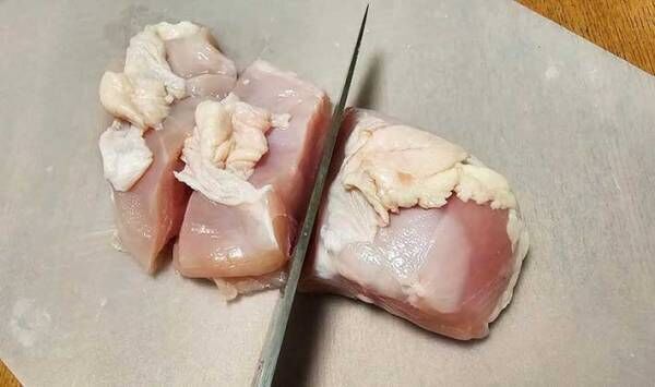 鶏むね肉を包丁でカットしている写真