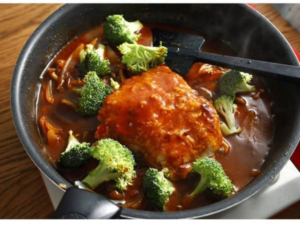 鶏もも肉を焼いたら『あの缶』を使って？　クリスマスディナーのメインになる一品完成！