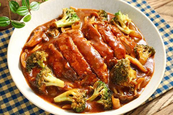 鶏もも肉を焼いたら『あの缶』を使って？　クリスマスディナーのメインになる一品完成！