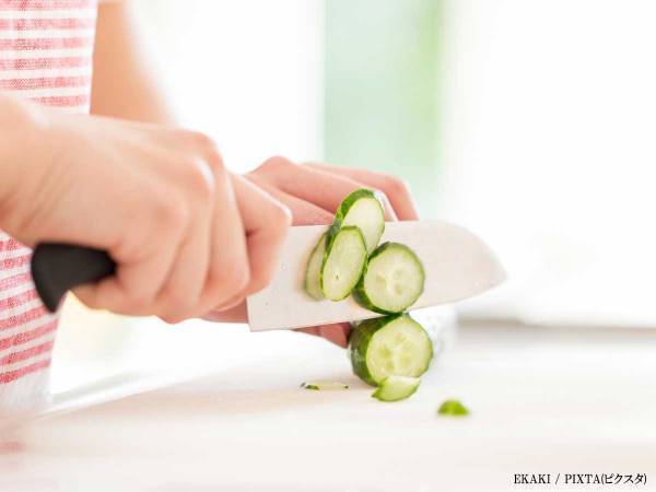 包丁にくっつきがちなキュウリ　ひと工夫加えるだけで…？