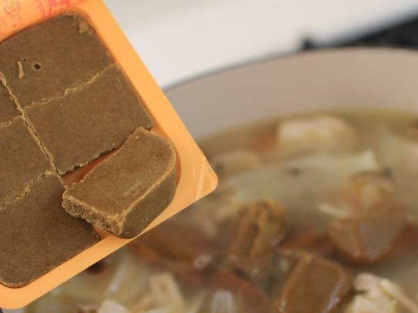 カレールウの表面が白い　コレって食べても大丈夫？　企業の回答に「そんな現象が」「なるほど」