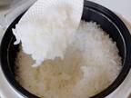 お米をツヤツヤに炊くには『アノ調味料』を垂らすだけ？　方法に「コレはすごい」「目が点」