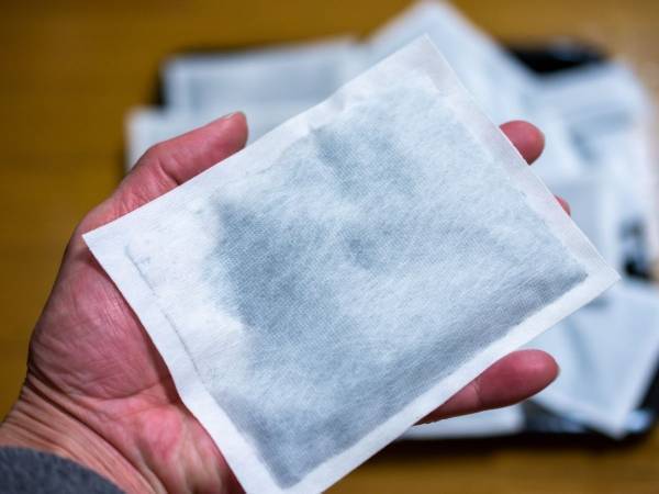 ゴミ箱に捨てた使用済みカイロ、発火のリスクは？　専門団体の回答に「これは初耳」「そんな仕組みが」