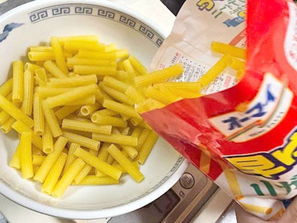 マカロニを揚げただけの超簡単スナックに、家族みんなの手が止まらない！