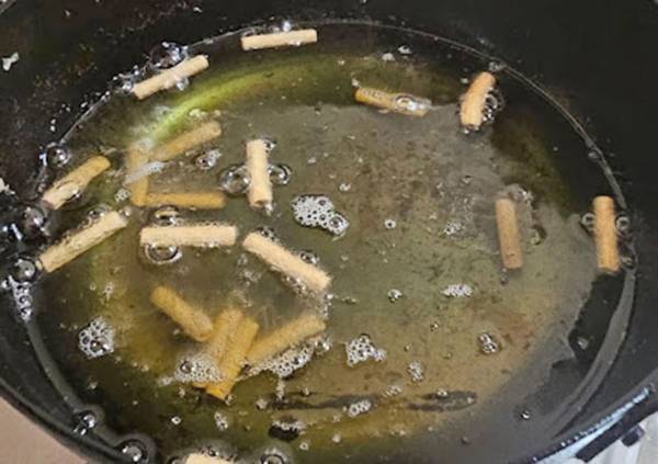 マカロニを揚げただけの超簡単スナックに、家族みんなの手が止まらない！