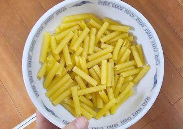 マカロニを揚げただけの超簡単スナックに、家族みんなの手が止まらない！