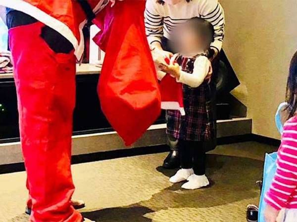 街中で見かけたサンタクロース　足元をよく見ると？　「笑った」「もうちょい頑張れ」