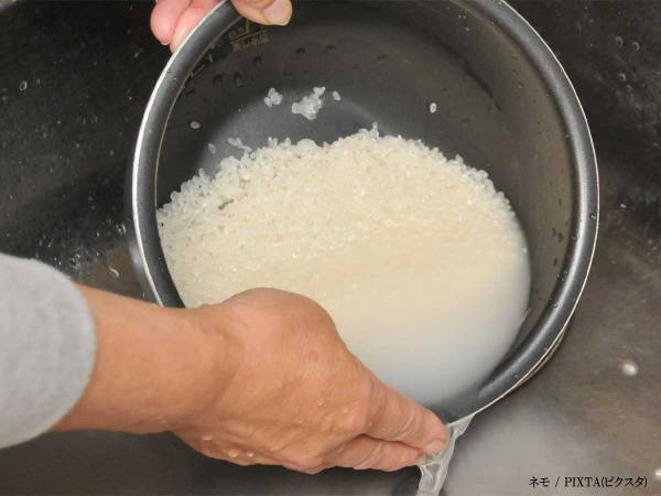 『アレ』を使えば、手を濡らさず米が研げる　警視庁の投稿に「その発想はなかった」