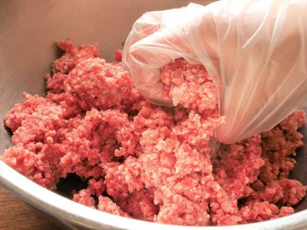 お肉をこねる時に外れやすいビニール手袋　便利な防止技に「知らなかった」「早速やる」