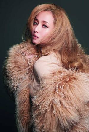 「年齢を感じさせない」「美しすぎる」　沢尻エリカが雑誌の表紙飾る