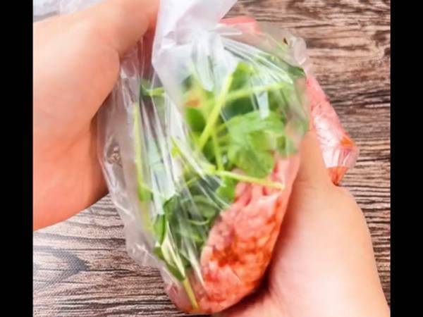 「この発想はなかった！」時短餃子レシピに反響　皮の代わりに『あの食材』を使って…