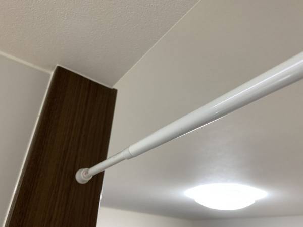 つっぱり棒をくるくる回すのはNG？　正しい取り付け方に「初耳！」「見直します」