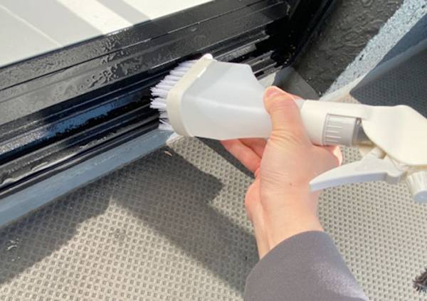 面倒な窓拭きがすぐ終わる『３COINS』のグッズに「超助かった」「大掃除の味方！」