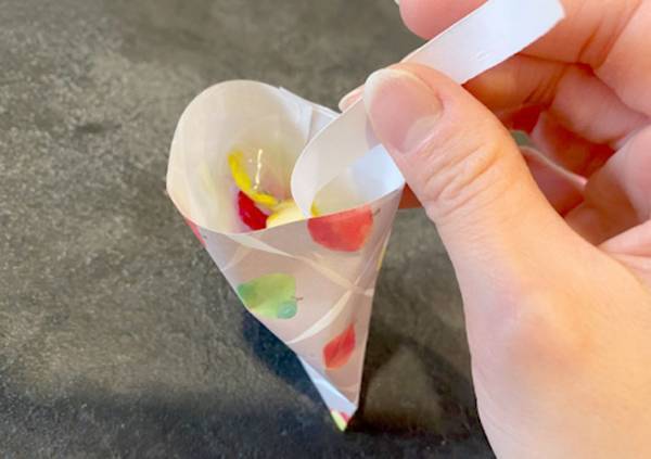 「簡単でかわいい」「子供が喜びそう」　すぐできる三角形のラッピングとは？