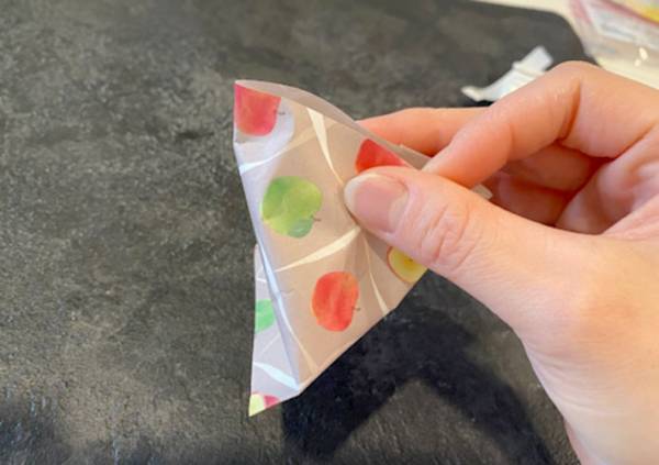 「簡単でかわいい」「子供が喜びそう」　すぐできる三角形のラッピングとは？