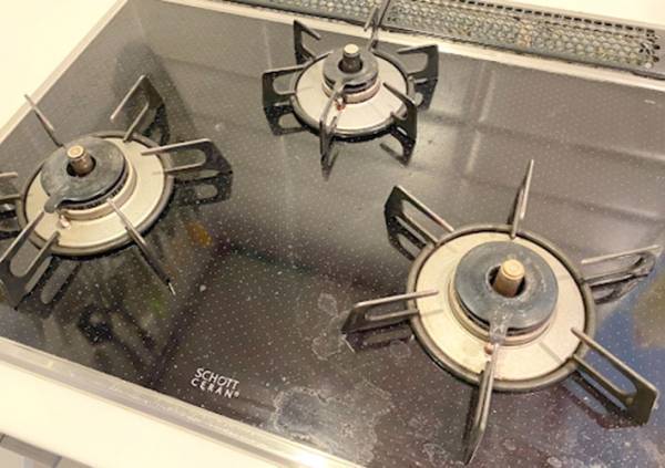 キッチンの酷い汚れ、どうしてる？　洗剤なしで落とせるグッズに「すごすぎ」