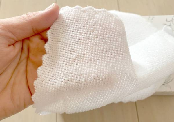 キッチンの酷い汚れ、どうしてる？　洗剤なしで落とせるグッズに「すごすぎ」