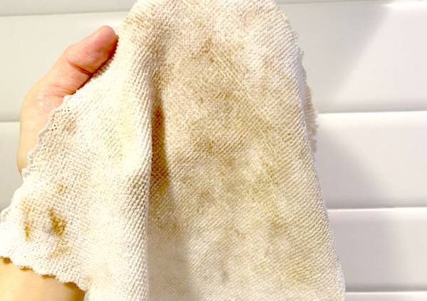 キッチンの酷い汚れ、どうしてる？　洗剤なしで落とせるグッズに「すごすぎ」