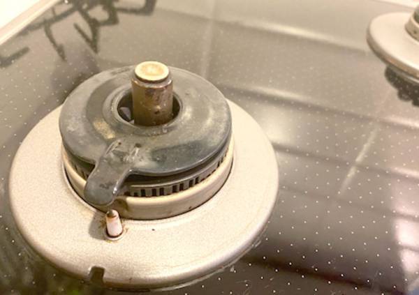 キッチンの酷い汚れ、どうしてる？　洗剤なしで落とせるグッズに「すごすぎ」