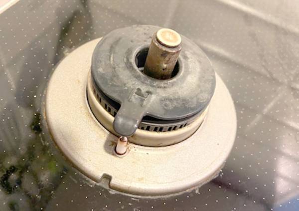 キッチンの酷い汚れ、どうしてる？　洗剤なしで落とせるグッズに「すごすぎ」