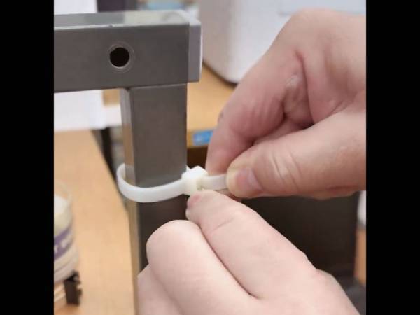 ハサミは不要！　結束バンドの外し方に「おおお～！」「もっと早く知りたかった」