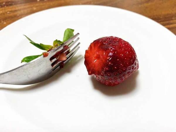 イチゴのヘタ、どうやって取ってる？　一瞬で取れる裏技に「手が汚れない」「包丁いらず」