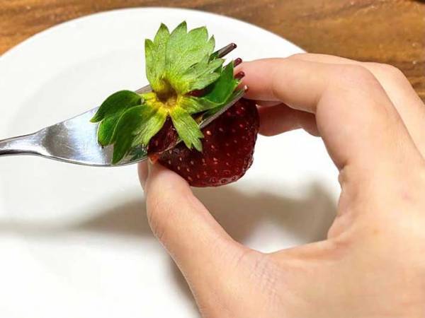 イチゴのヘタ、どうやって取ってる？　一瞬で取れる裏技に「手が汚れない」「包丁いらず」