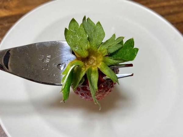 イチゴのヘタ、どうやって取ってる？　一瞬で取れる裏技に「手が汚れない」「包丁いらず」