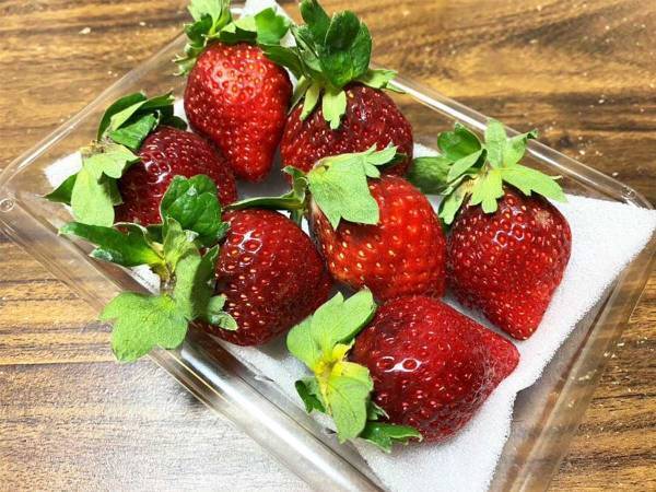 イチゴのヘタ、どうやって取ってる？　一瞬で取れる裏技に「手が汚れない」「包丁いらず」