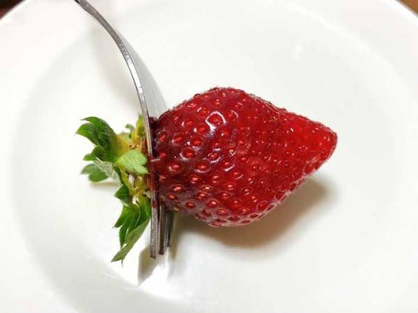イチゴのヘタ、どうやって取ってる？　一瞬で取れる裏技に「手が汚れない」「包丁いらず」