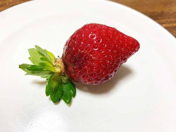 イチゴのヘタ、どうやって取ってる？　一瞬で取れる裏技に「手が汚れない」「包丁いらず」