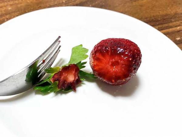 イチゴのヘタ、どうやって取ってる？　一瞬で取れる裏技に「手が汚れない」「包丁いらず」