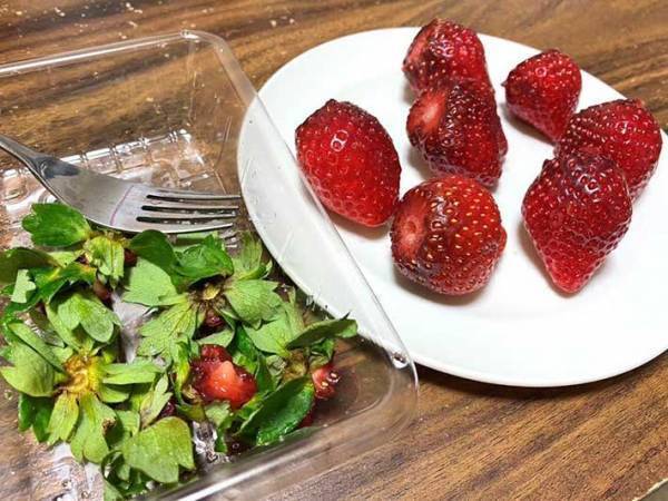 イチゴのヘタ、どうやって取ってる？　一瞬で取れる裏技に「手が汚れない」「包丁いらず」