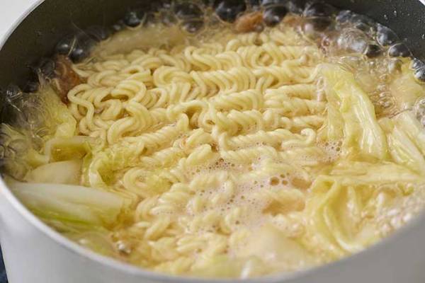 豚バラと白菜の『あんかけラーメン』　インスタント麺で簡単に作る方法は？　「飯テロ」「メモしとこう」