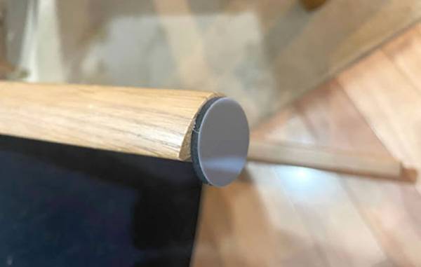 フローリングの傷を防止する１００均グッズに「引きずっても大丈夫！」