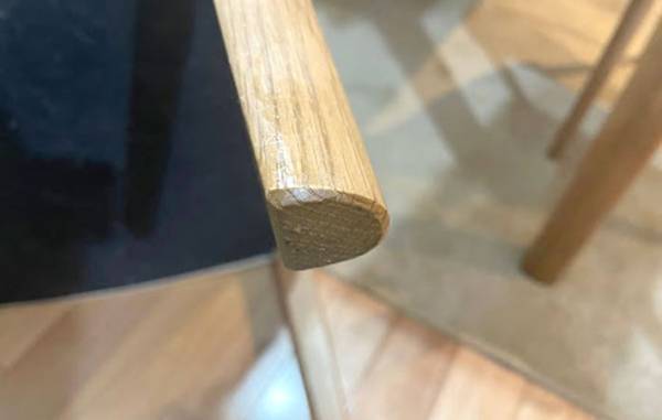 フローリングの傷を防止する１００均グッズに「引きずっても大丈夫！」