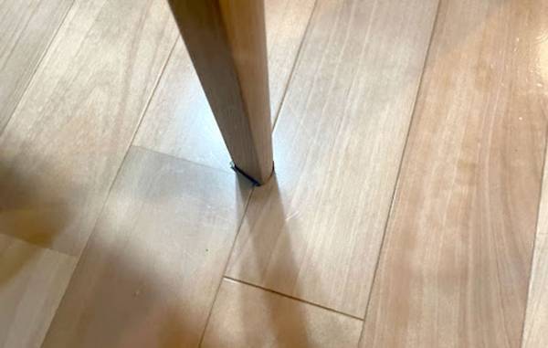 フローリングの傷を防止する１００均グッズに「引きずっても大丈夫！」