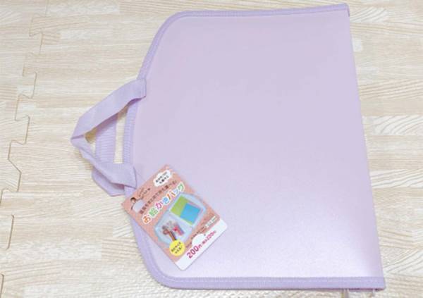 散らかりがちなグッズの収納に！　ダイソーの『お絵かきバッグ』が超便利だった