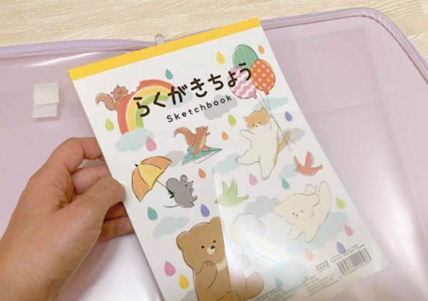 散らかりがちなグッズの収納に！　ダイソーの『お絵かきバッグ』が超便利だった