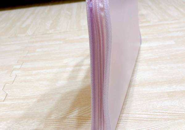 散らかりがちなグッズの収納に！　ダイソーの『お絵かきバッグ』が超便利だった