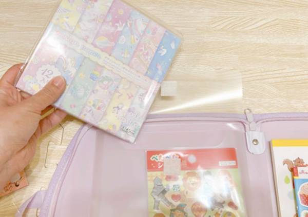 散らかりがちなグッズの収納に！　ダイソーの『お絵かきバッグ』が超便利だった