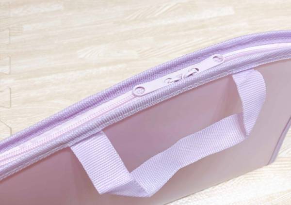 散らかりがちなグッズの収納に！　ダイソーの『お絵かきバッグ』が超便利だった