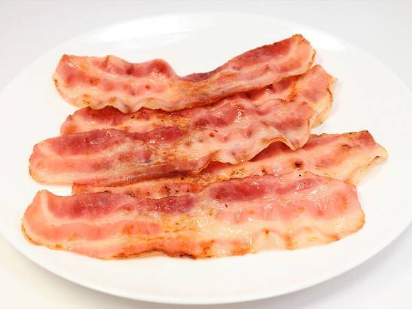 ベーコンをカリカリに焼くには？　裏技に「今度やる」「それ使うのか」