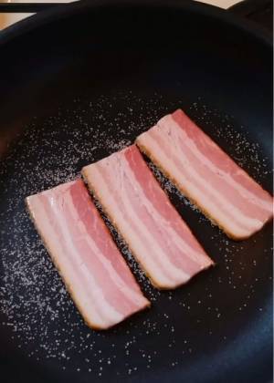 ベーコンをカリカリに焼くには？　裏技に「今度やる」「それ使うのか」