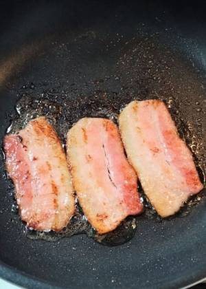 ベーコンをカリカリに焼くには？　裏技に「今度やる」「それ使うのか」