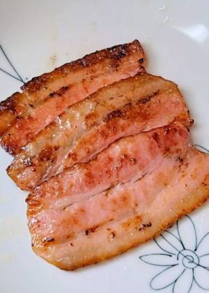 ベーコンをカリカリに焼くには？　裏技に「今度やる」「それ使うのか」