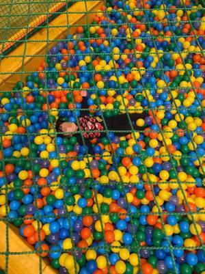 ボールプールで遊ぶ子供　見ていた父親が『あること』に気付いて？